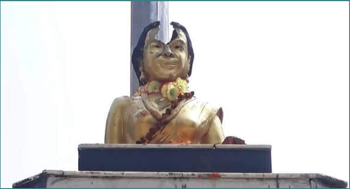 तोडफोड गरिएको सेतु बिकको शालिक। तस्बिर सौजन्यः राजु रसाइलीको फेसबुक